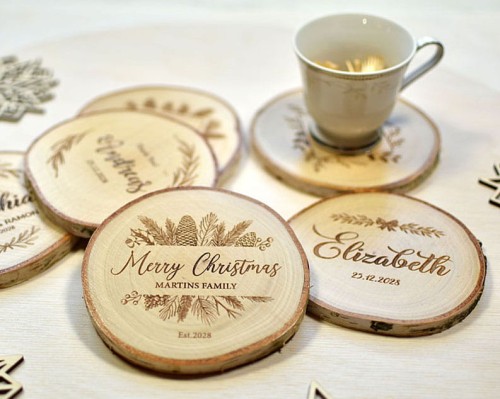 świąteczny upominek dla klienta, podkładki pod kubki z plastrów drewna z grawerem logo