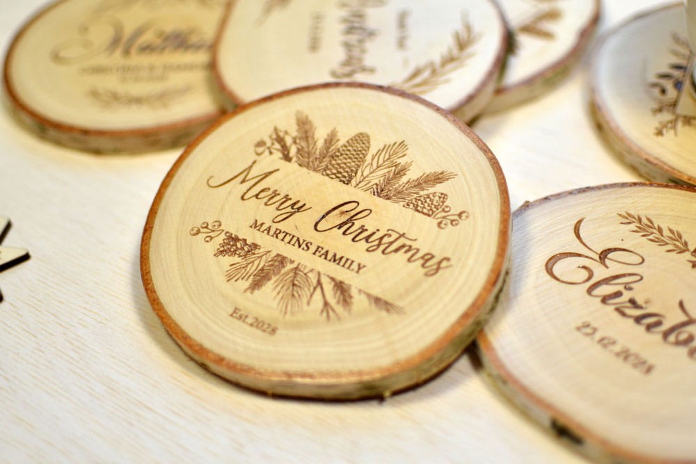 świąteczny upominek dla klienta, podkładki pod kubki z plastrów drewna z grawerem logo