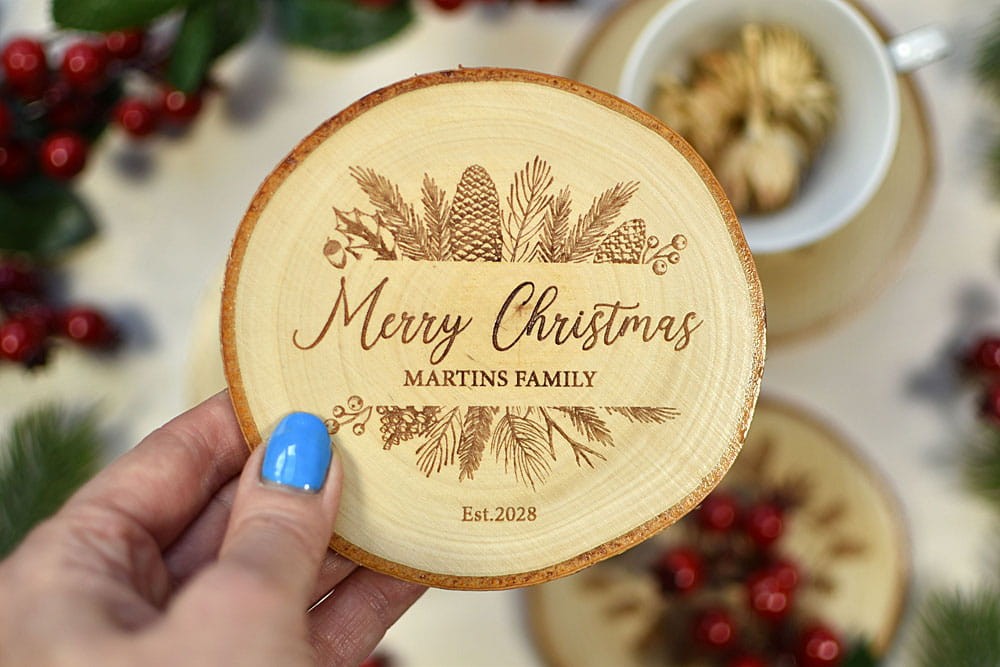 świąteczny upominek dla klienta, podkładki pod kubki z plastrów drewna z grawerem logo