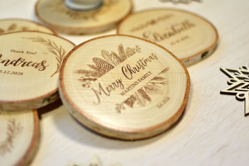 świąteczny upominek dla klienta, podkładki pod kubki z plastrów drewna z grawerem logo