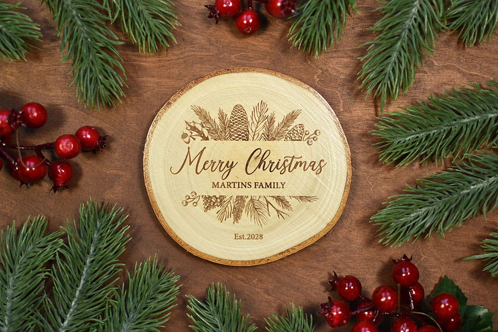 świąteczny upominek dla klienta, podkładki pod kubki z plastrów drewna z grawerem logo