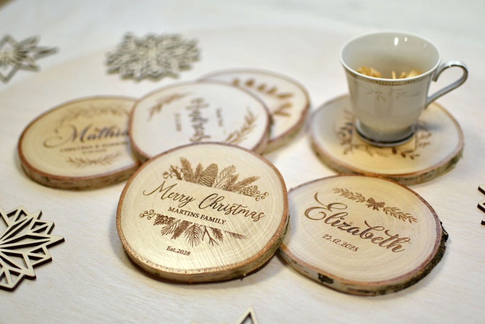 świąteczny upominek dla klienta, podkładki pod kubki z plastrów drewna z grawerem logo