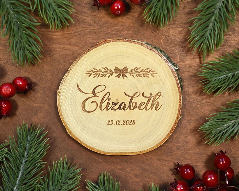 świąteczne podstawki pod kubki z plastrów drewna ze wzorami na Boże Narodzenie