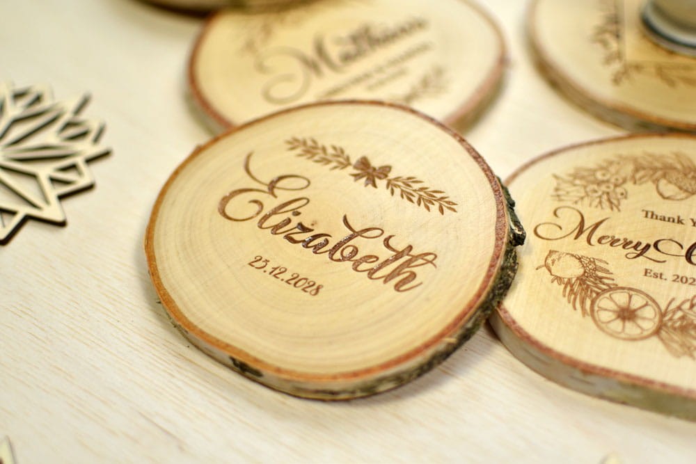 podstawki pod kubki z plastrów drewna ze świątecznymi wzorami na Boże Narodzenie