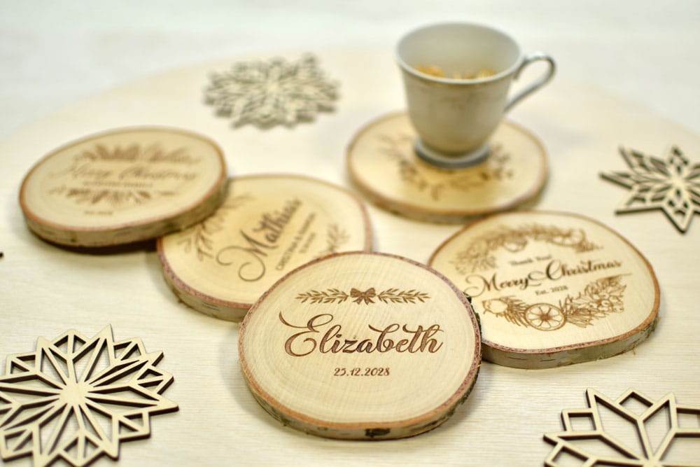 podstawki pod kubki z plastrów drewna ze świątecznymi wzorami na Boże Narodzenie