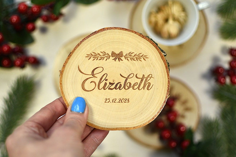 podstawki pod kubki z plastrów drewna ze świątecznymi wzorami na Boże Narodzenie