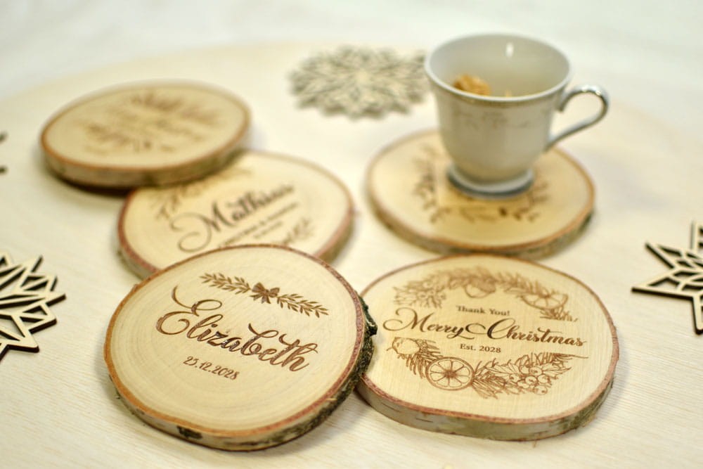 podstawki pod kubki z plastrów drewna ze świątecznymi wzorami na Boże Narodzenie