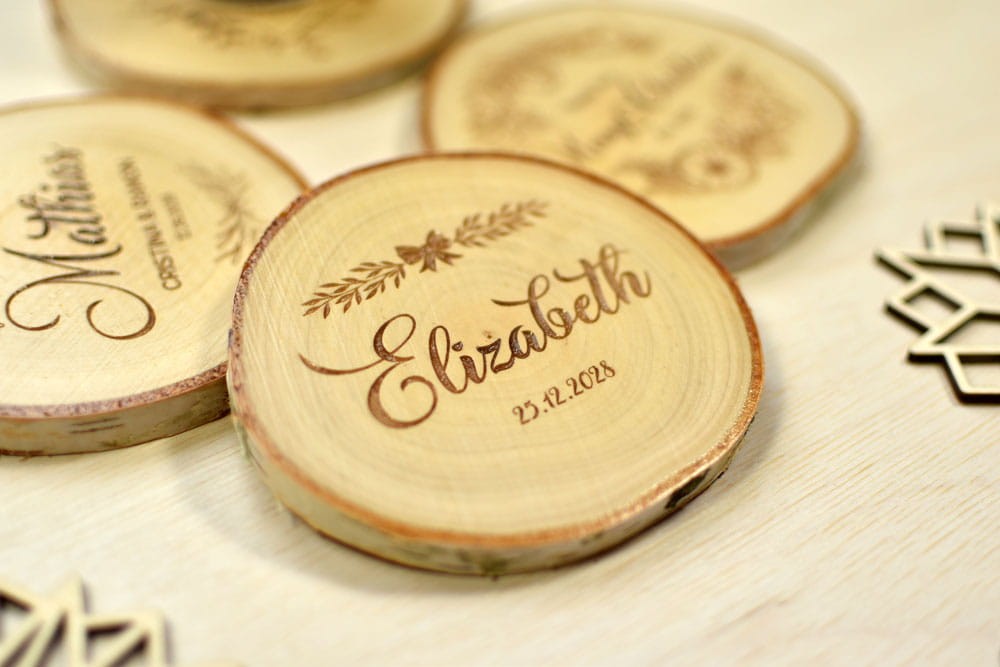 podstawki pod kubki z plastrów drewna ze świątecznymi wzorami na Boże Narodzenie