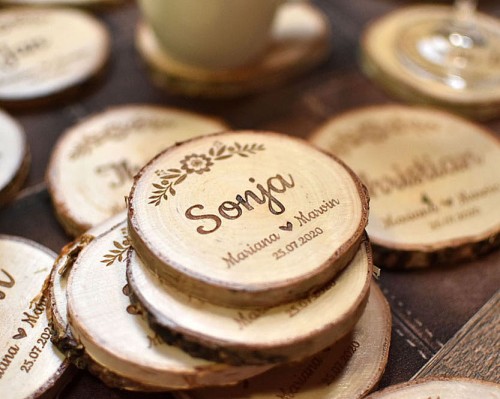 drewniane podkładki pod kubek z plastrów drewna, upominek dla gości na weselu