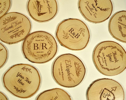 różne wzory podkładek pod kubek z Twoim tekstem, wykonane w plastrów brzozy