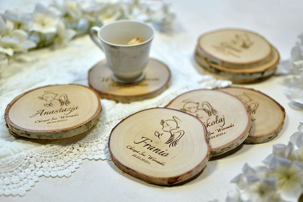 Drewniane podkładki pod kubek z aniołkiem jako podarek dla gości.