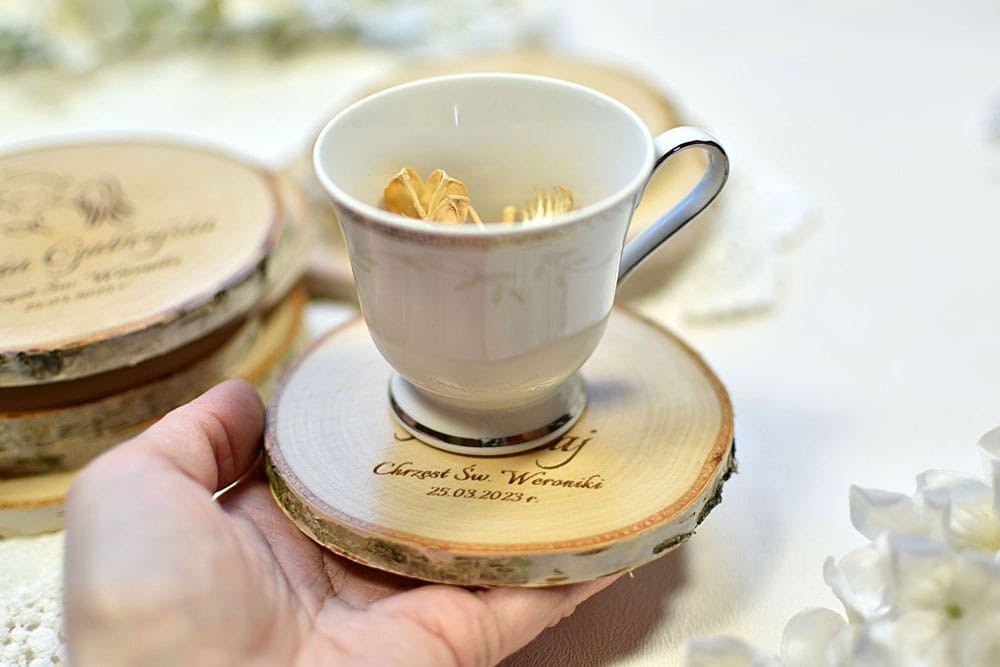 Podkładka pod kubek z plastrów drewna jako pamiątka dla gości komunijnych lub na Chrzest.