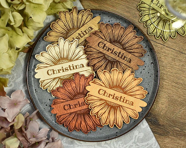 stokrotka - drewniana podstawka pod kubek z imieniem i winietka na stół