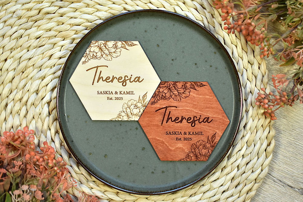 drewniane podkładki pod kubek ze wzorem kwiatu piwonii i imieniem gościa, kształt heksagon