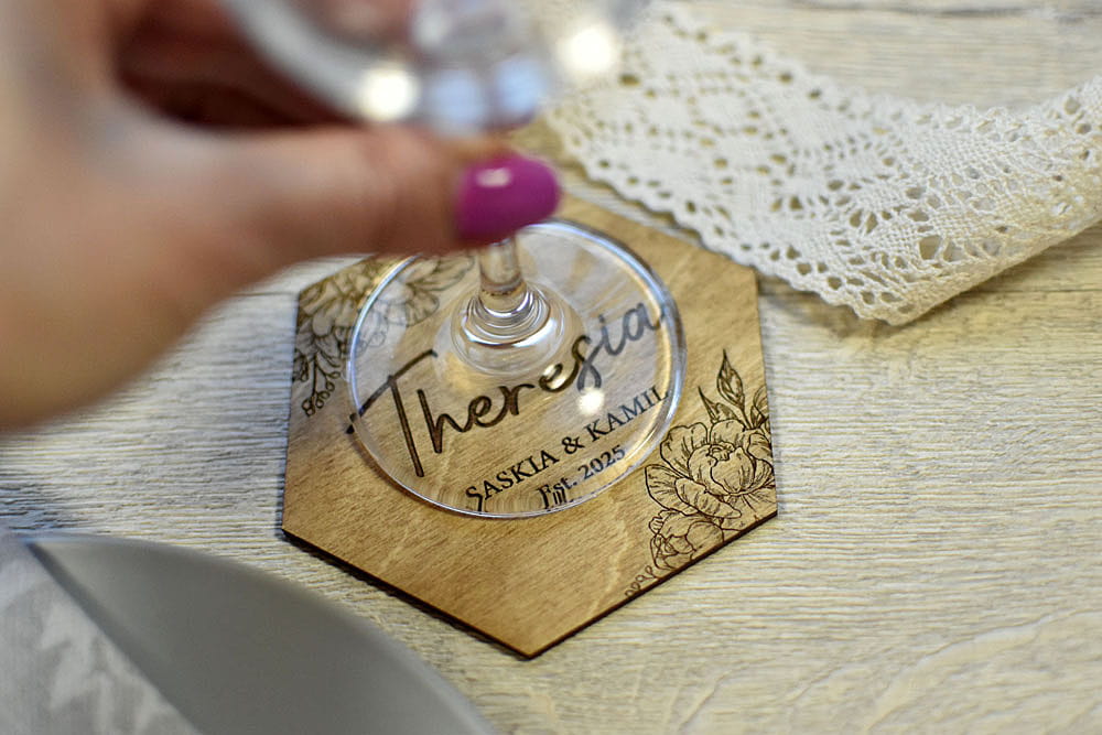 drewniane podkładki pod kubek ze wzorem kwiatu piwonii i imieniem gościa, kształt heksagon