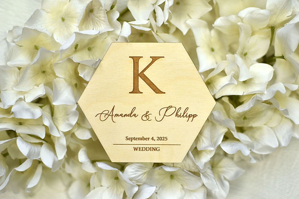 podkładki pod kubki w kształcie heksagonu,  wzór z monogramem, różne kolory