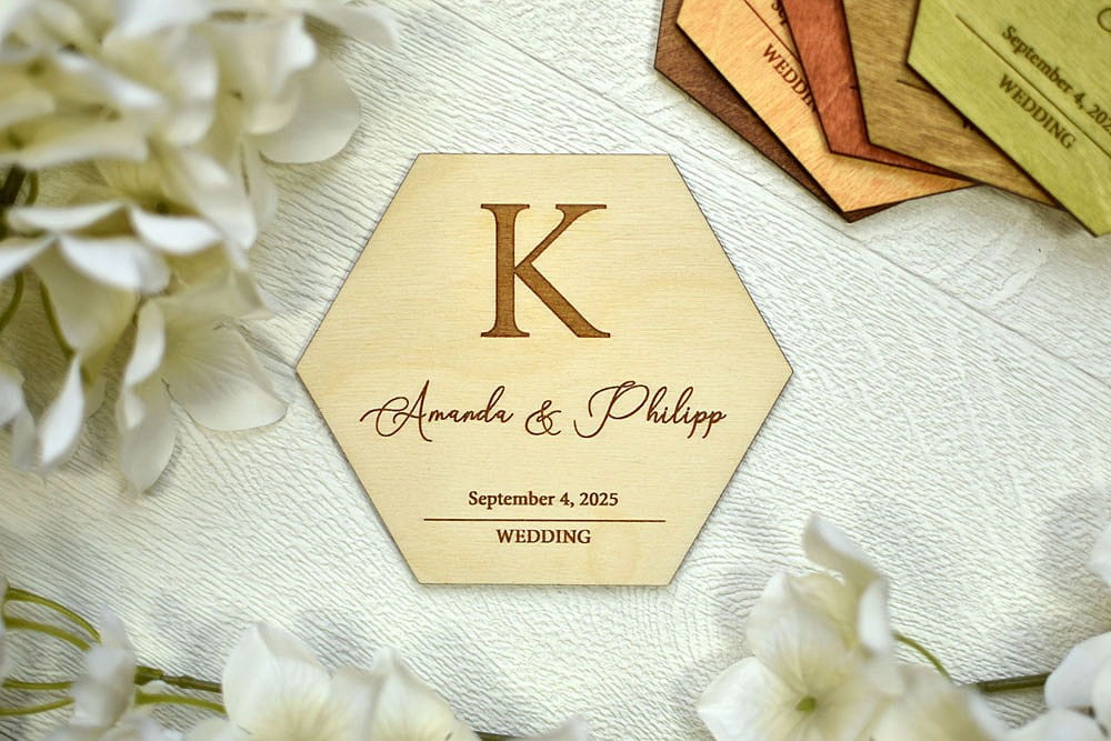 podkładki pod kubki w kształcie heksagonu,  wzór z monogramem, różne kolory