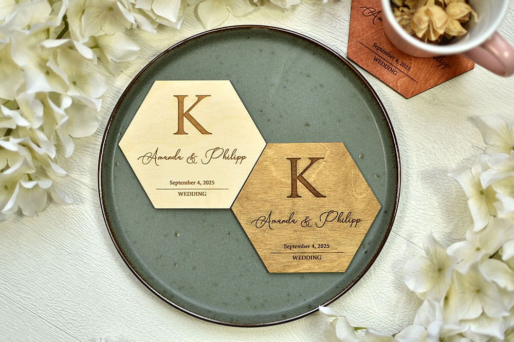 podkładki pod kubki w kształcie heksagonu,  wzór z monogramem, różne kolory