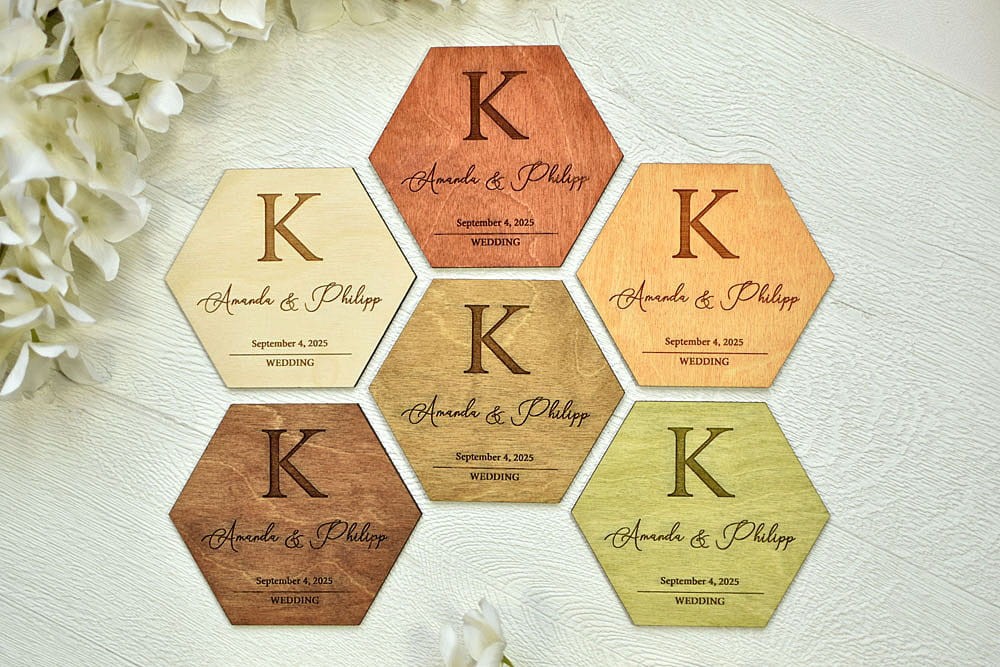 podkładki pod kubki w kształcie heksagonu,  wzór z monogramem, różne kolory