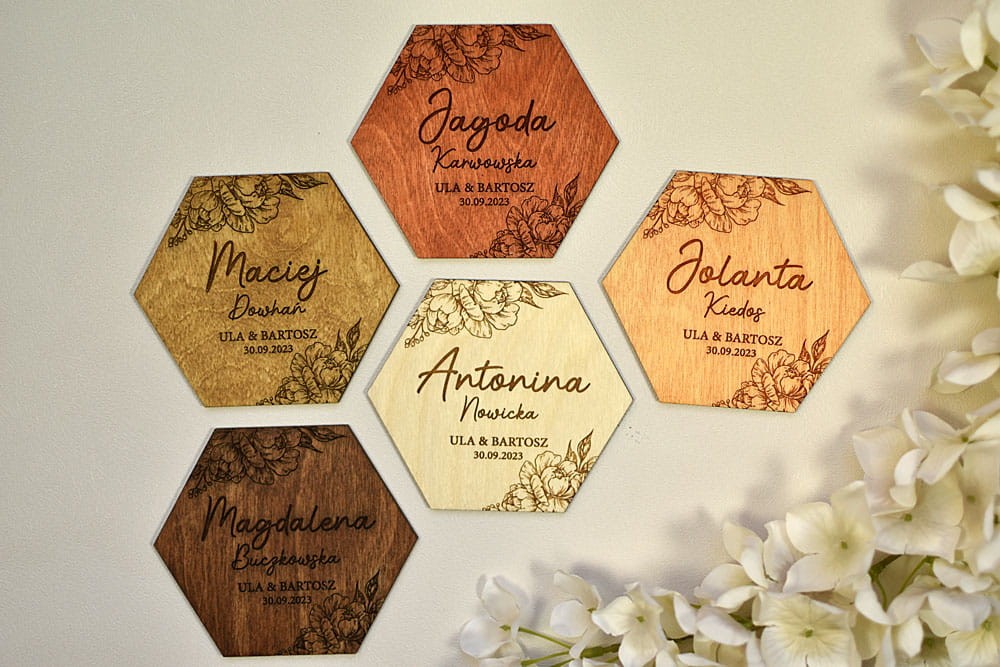 winietka + podkładka pod kubek z imieniem gościa w kształcie heksagonu, różne kolory