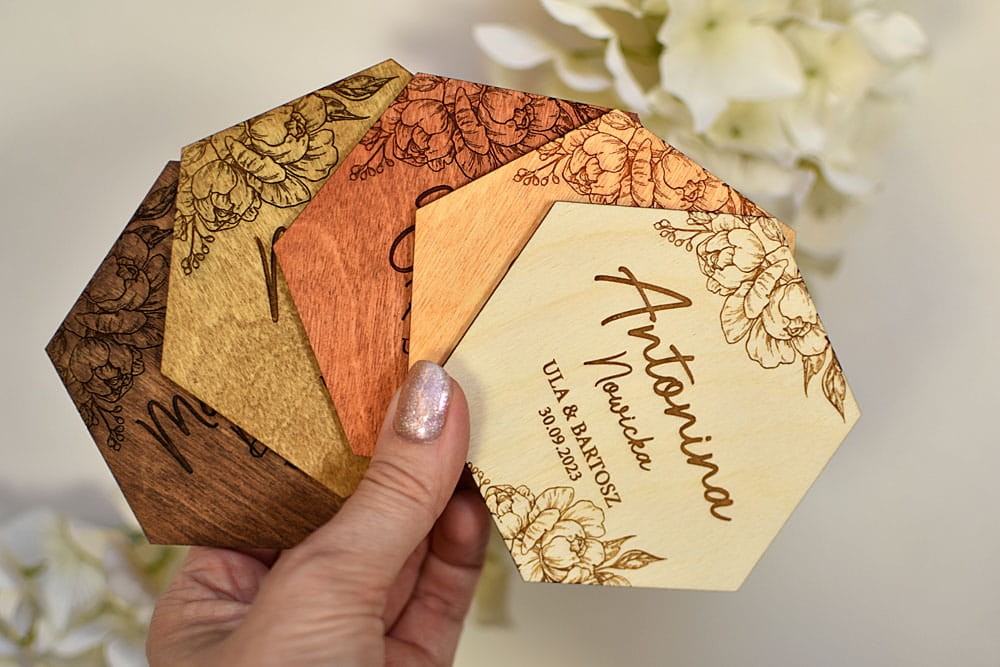 winietka + podkładka pod kubek z imieniem gościa w kształcie heksagonu, różne kolory