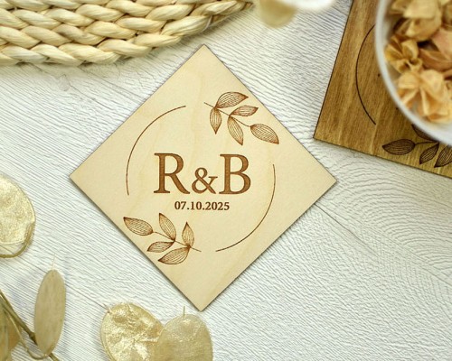 kwadratowa drewniana podkładka pod kubek z inicjałami, różne kolory