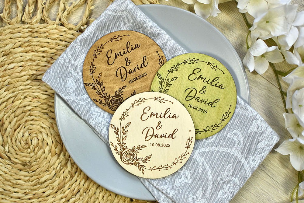 drewniana podstawka pod herbatę z wiankiem z kwiatami róży, prezent dla gości