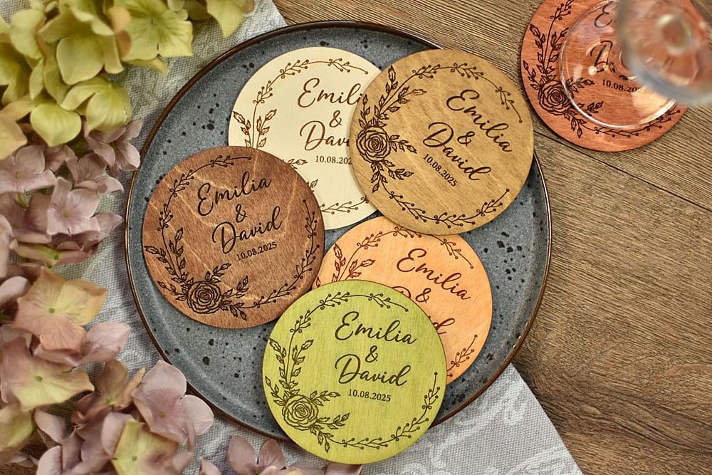 drewniana podstawka pod herbatę z wiankiem z kwiatami róży, prezent dla gości