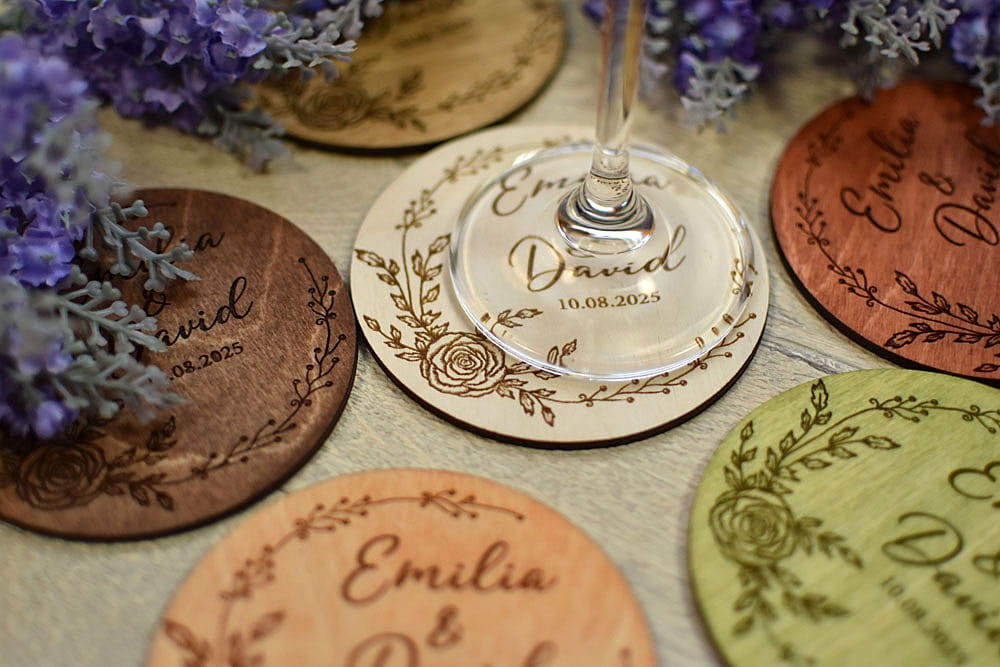 drewniana podstawka pod herbatę z wiankiem z kwiatami róży, prezent dla gości