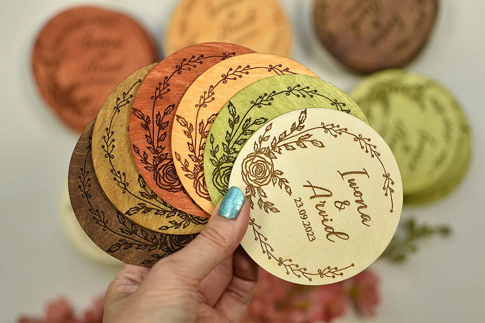 drewniana podstawka pod herbatę z wiankiem z kwiatami róży, prezent dla gości