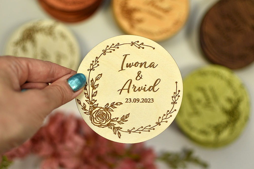 drewniana podstawka pod herbatę z wiankiem z kwiatami róży, prezent dla gości