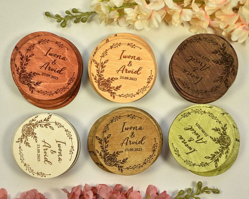 drewniana podstawka pod herbatę z imionami i kwiatami róży, prezent dla gości