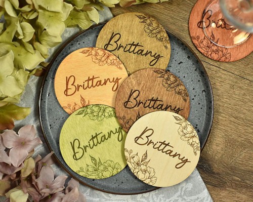 imienna podkładka pod kubek z drewna z grawerem i wzórem kwiaty piwonii