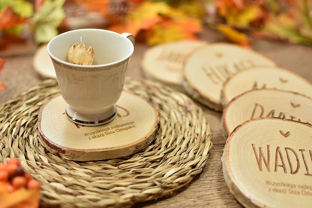 prezent na Dzień Chłopaka w firmie, podkładka pod kubek z grawerem imienia