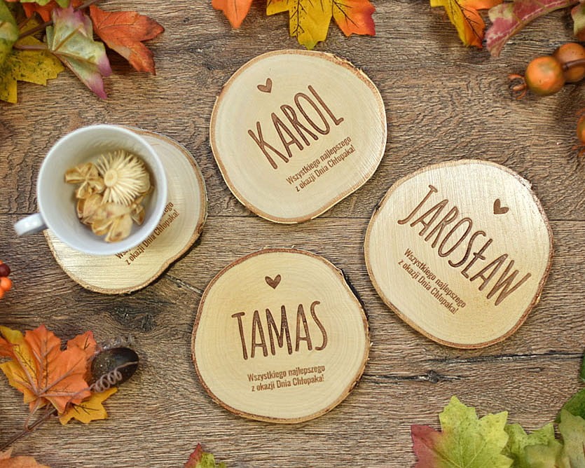 prezent na Dzień Chłopaka w firmie, podkładka pod kubek z grawerem imienia