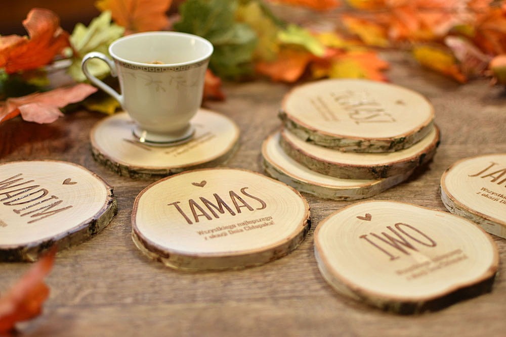 prezent na Dzień Chłopaka w firmie, podkładka pod kubek z grawerem imienia