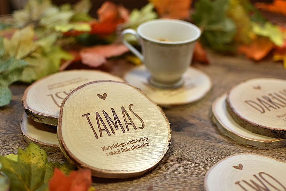 prezent na Dzień Chłopaka w firmie, podkładka pod kubek z grawerem imienia