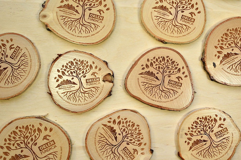 podkładki pod kubek z logo firmy, plaster drewna, eko upominek dla klientów