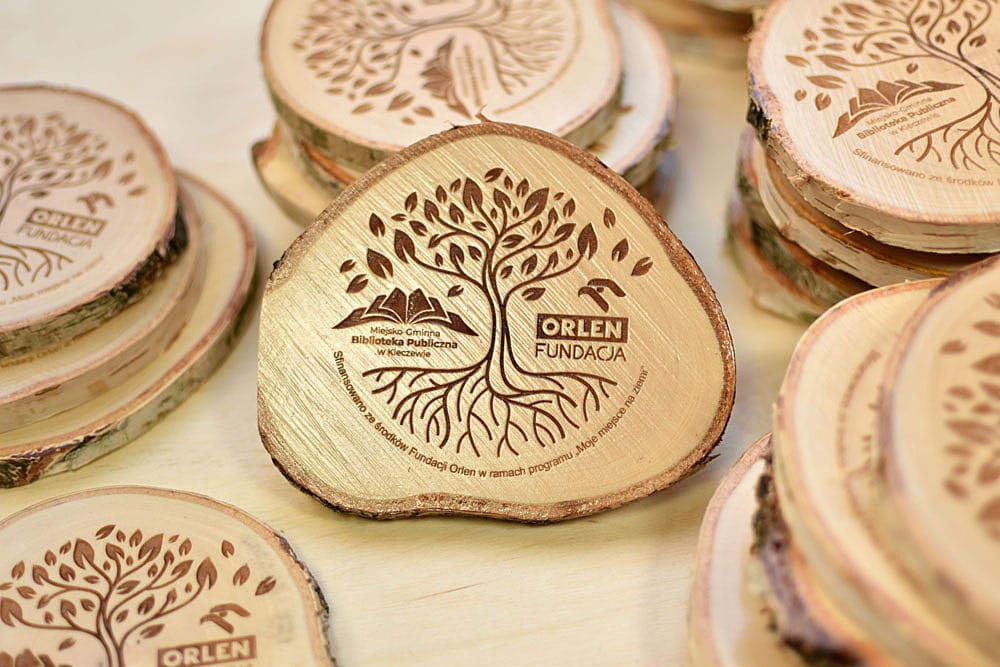 podkładki pod kubek z logo firmy, plaster drewna, eko upominek dla klientów