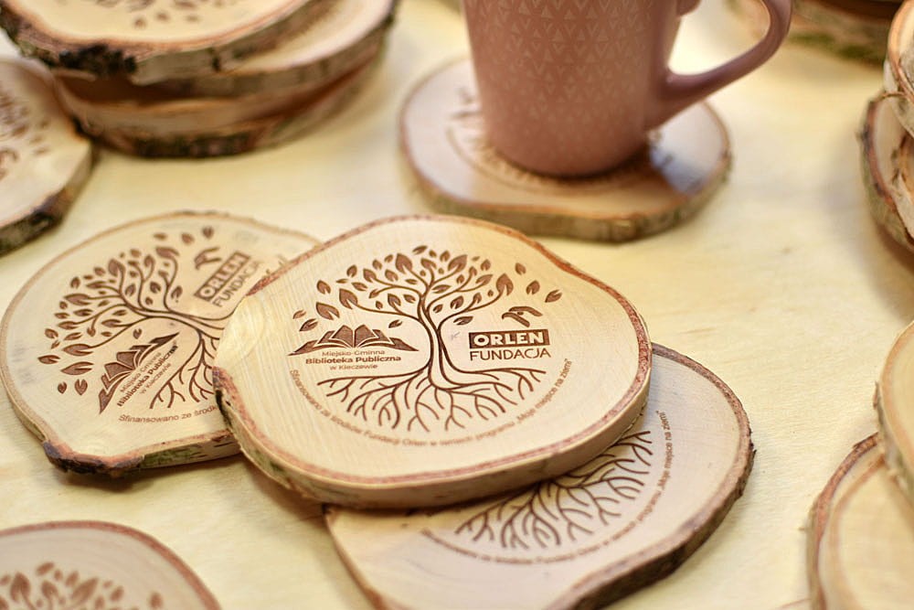 podkładki pod kubek z logo firmy, plaster drewna, eko upominek dla klientów