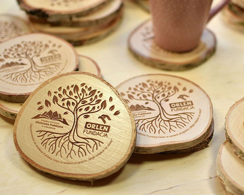 podkładki pod kubek z logo firmy, plaster drewna, eko upominek dla klientów
