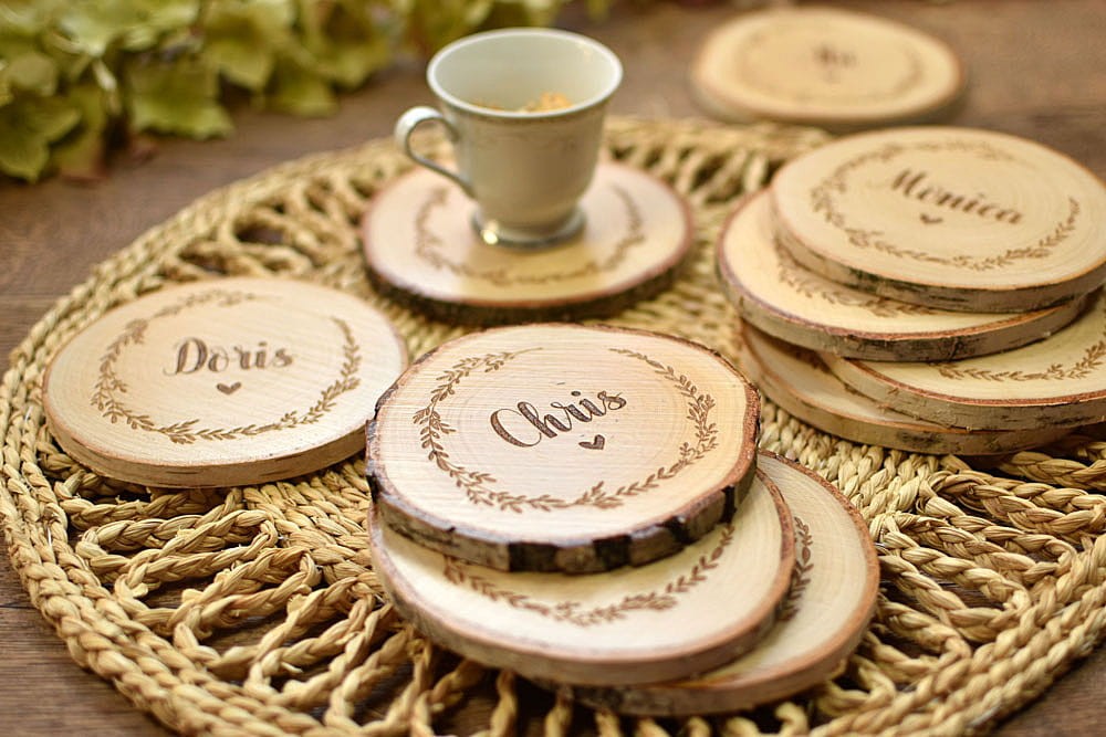 podkładki pod kubek z dowolnym napisem na krążkach drewna z wygrawerowanym wiankiem