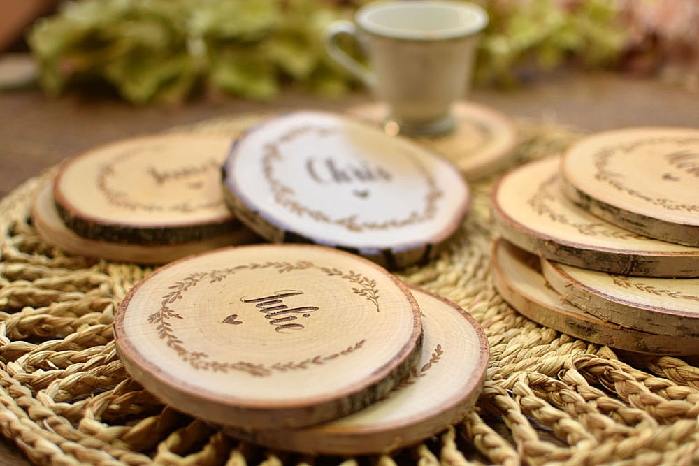 podkładki pod kubek z dowolnym napisem na krążkach drewna z wygrawerowanym wiankiem