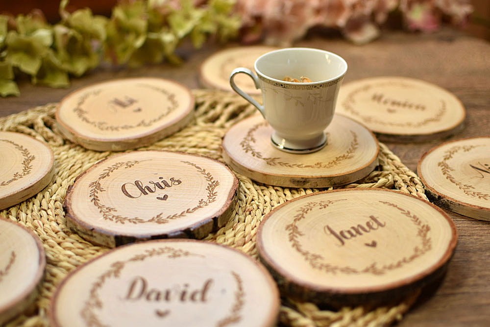 podkładki pod kubek z dowolnym napisem na krążkach drewna z wygrawerowanym wiankiem