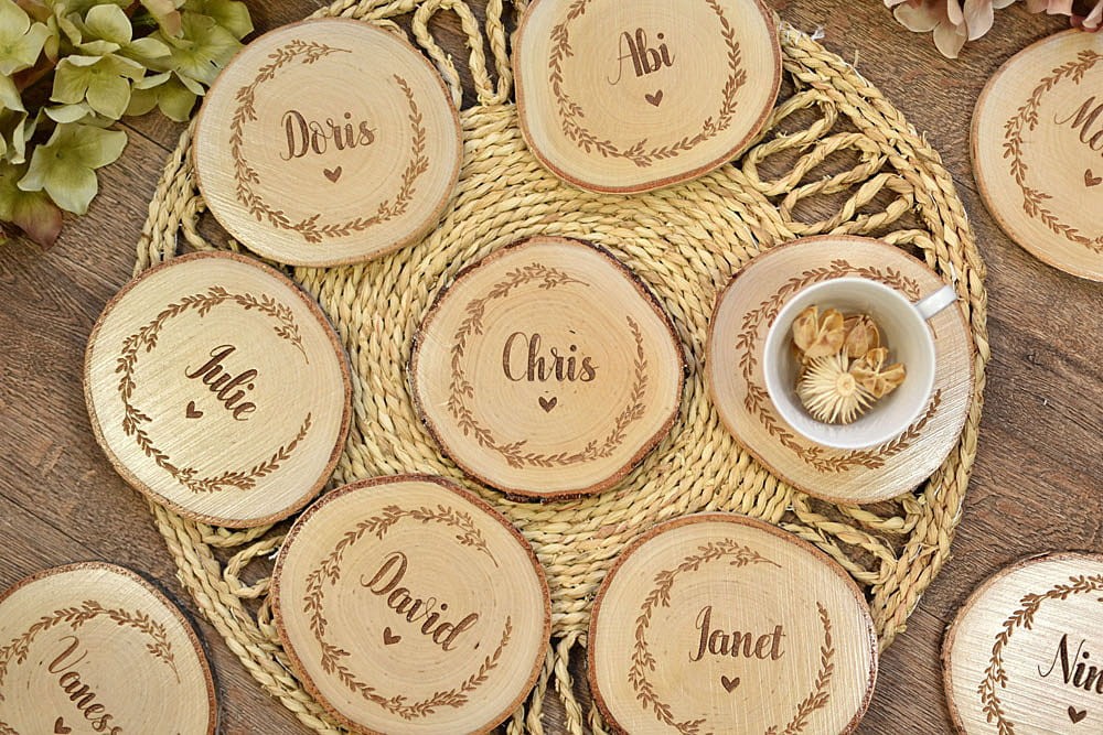podkładki pod kubek z dowolnym napisem na krążkach drewna z wygrawerowanym wiankiem