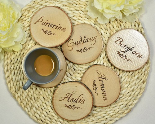 podkładka pod filiżankę z imieniem wykonana z plastra drewna brzozy