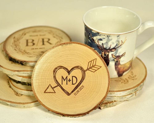 podstawki pod kubek na plastrach drewna, z grawerem przebite serce strzała w stylu boho, pamiątka dla gości weselnych