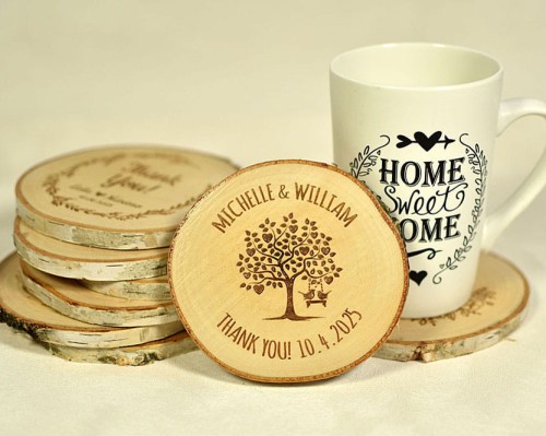 drewniana podstawka pod kubek z wygrawerowanym drzewem, upominek dla gości na weselu