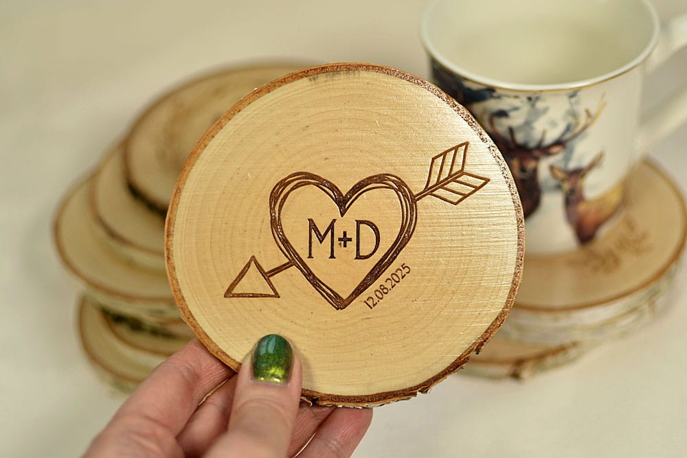 podstawki pod kubek na plastrach drewna, z grawerem przebite serce strzała w stylu boho, pamiątka dla gości weselnych