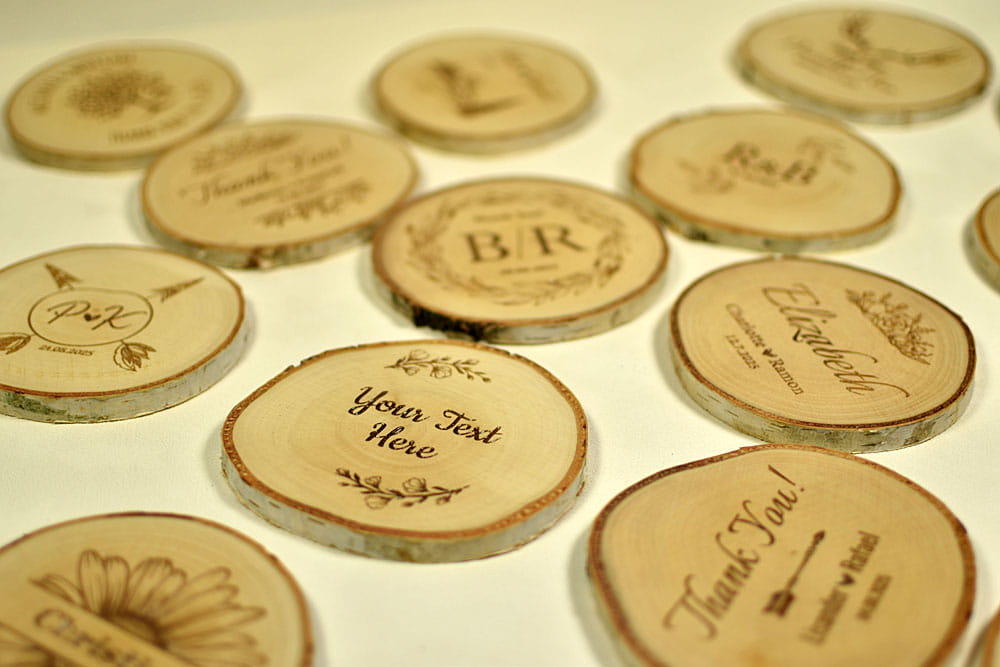 podkładka pod kubek z plasterka drewna z grawerem, upominek dla gości,